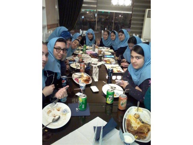 دعوت برترین های نوبت اول  به رستوران (دوره اول متوسطه)