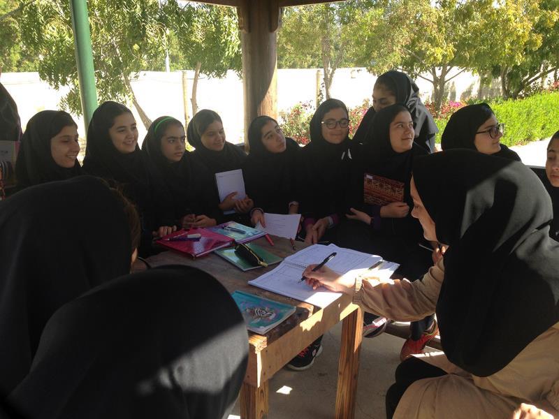 دوره اول - برگزاری کلاس ادبیات (انشا) در زیر آلاچیق های مدرسه